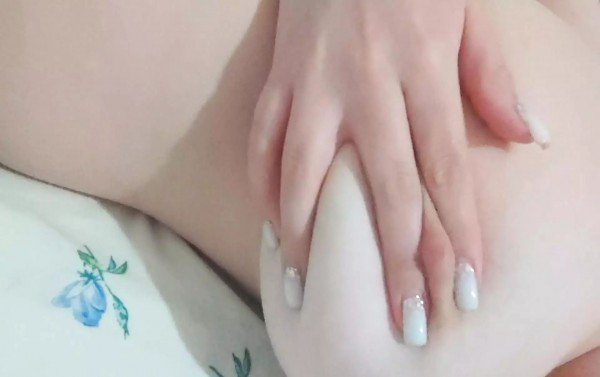 Cewek seksi bermain dengan payudaranya yang besar saat orang tuanya tidur